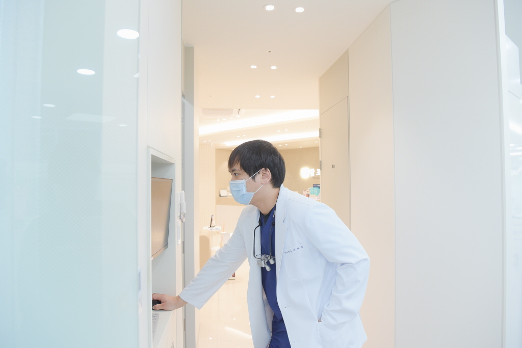 チャームジョウン歯科 - "自然な歯を生かすべき理由を知っています。"
